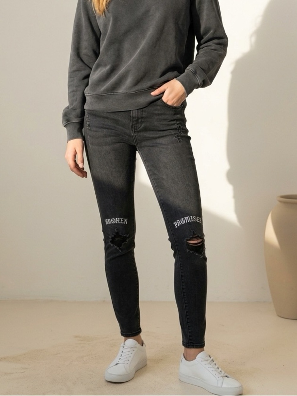 Broken Promises Skinny Jeans Womens 1 Black Excellent Distressed Graphic Knee